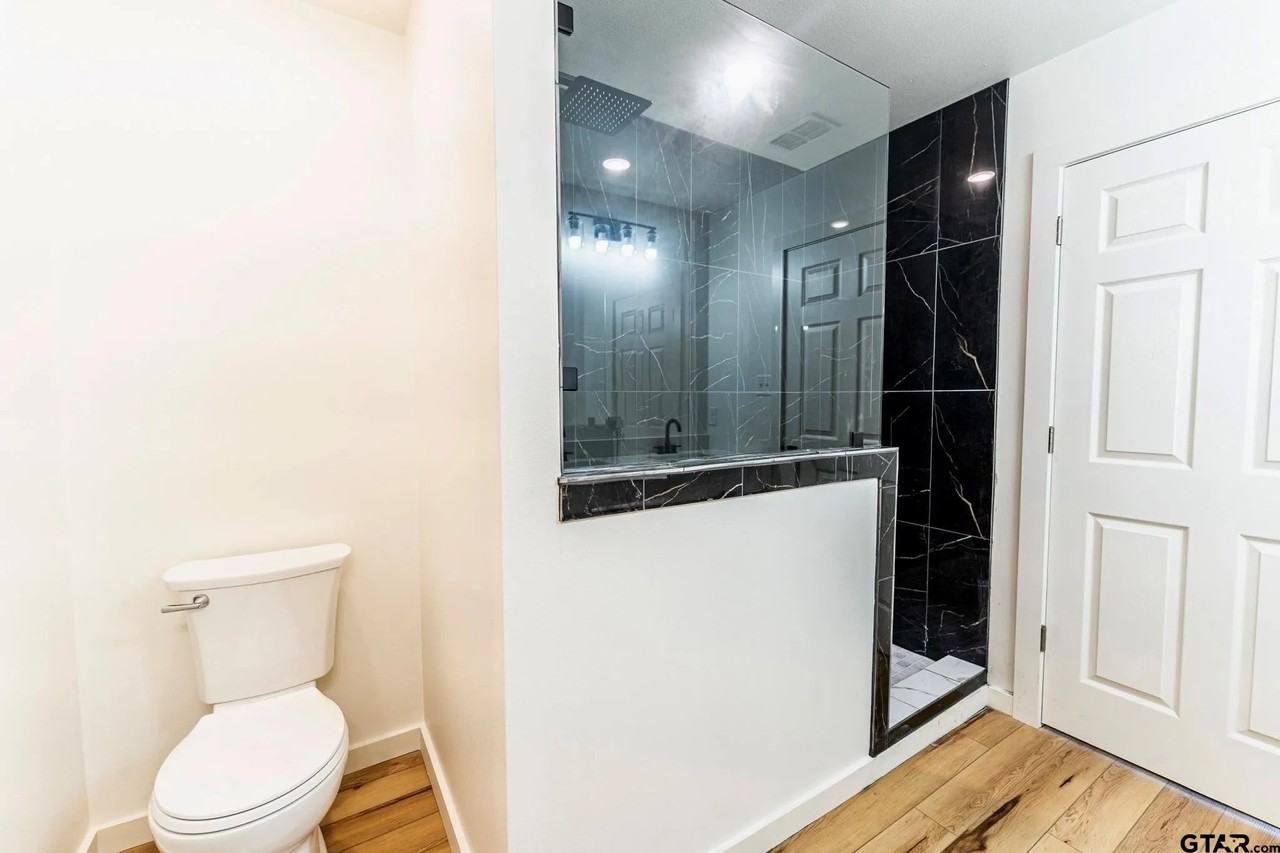 1045 Jackson St N #NA - Photo 2 of 11