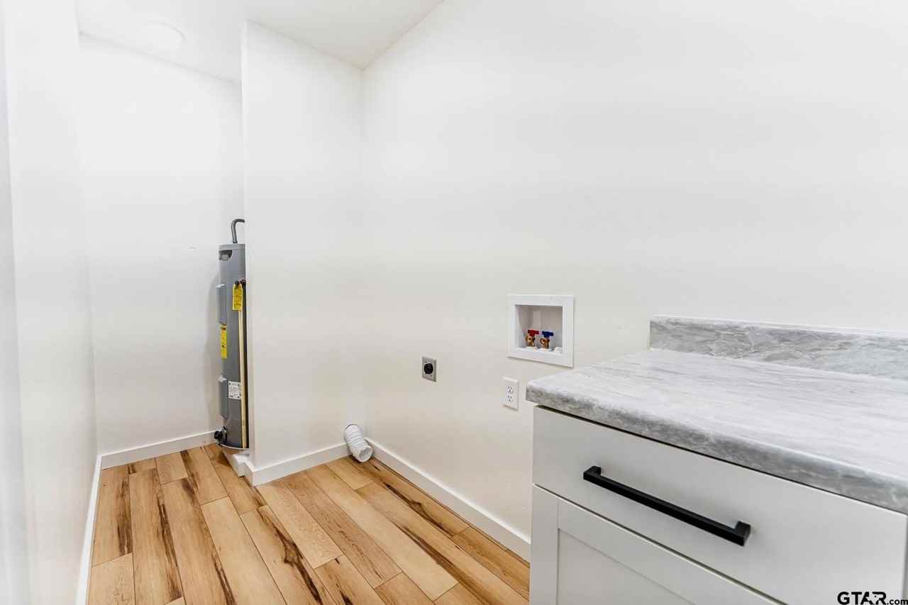 1045 Jackson St N #NA - Photo 6 of 11