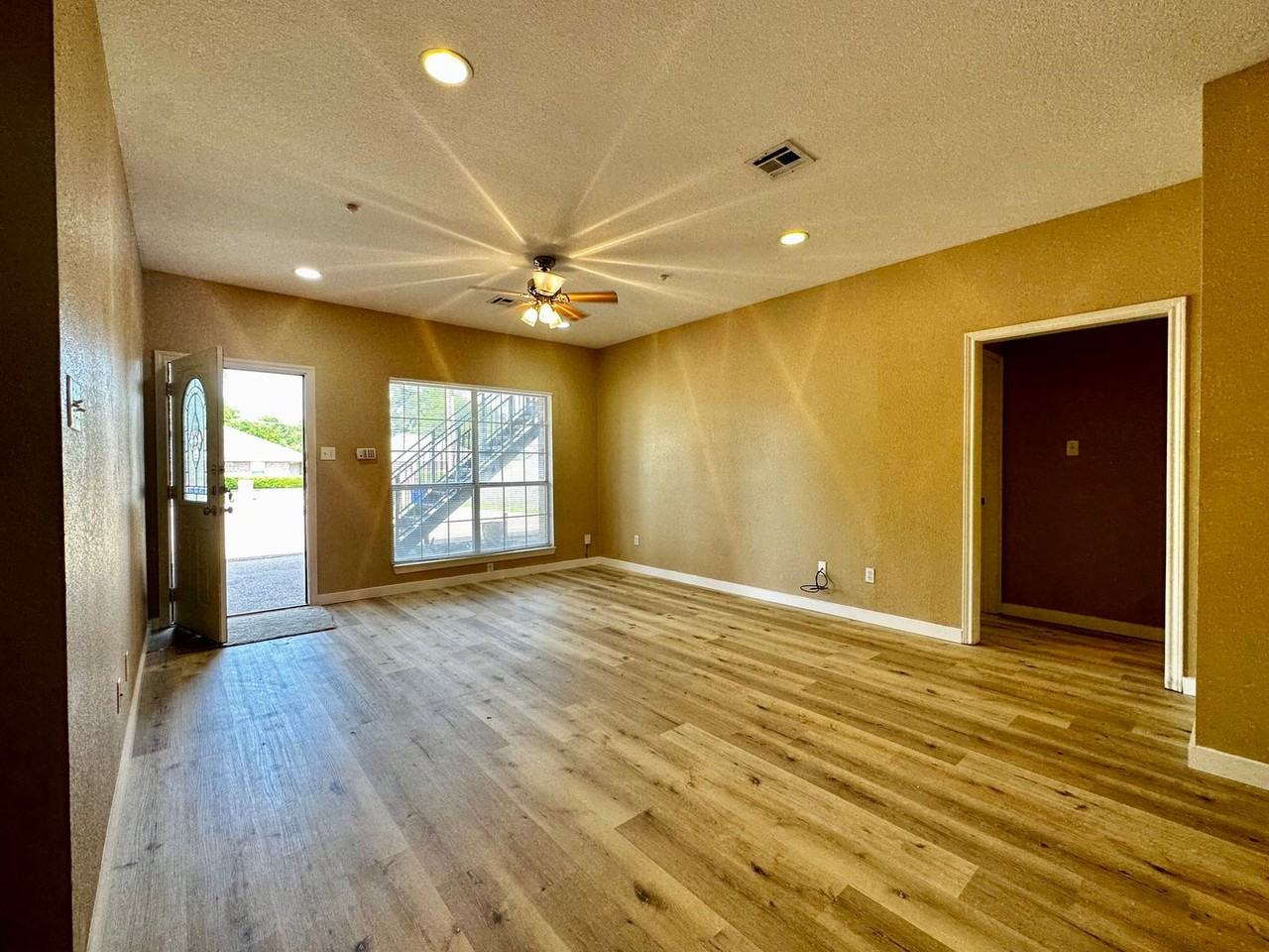 4/4 Duplex in the Baylor Bubble! - Photo 5 of 25