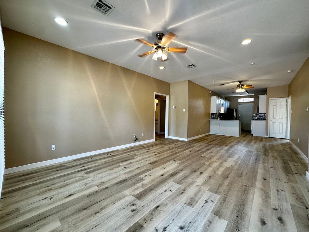 4/4 Duplex in the Baylor Bubble! - Photo 6 of 25