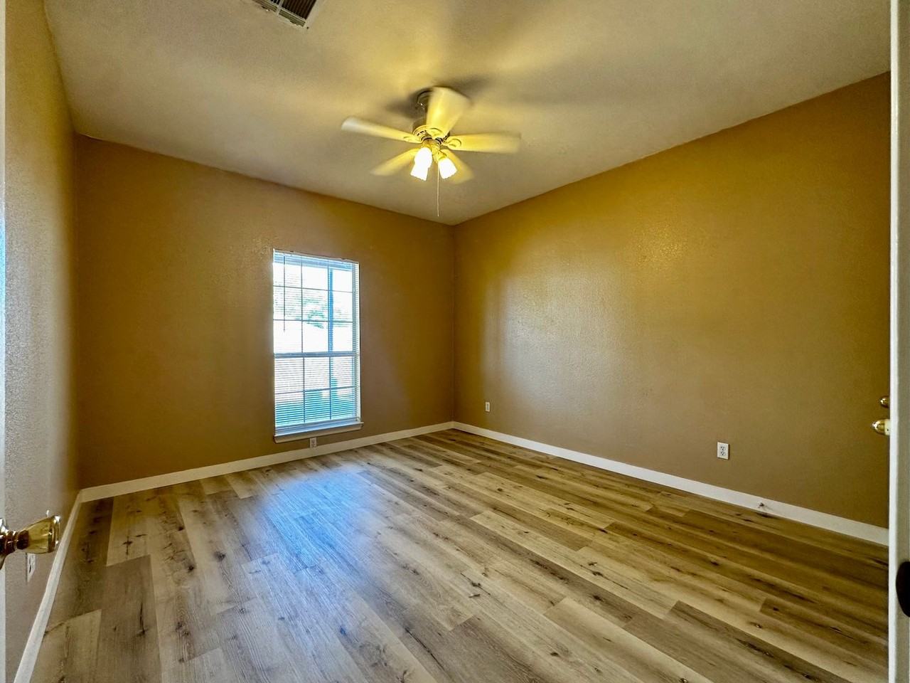 4/4 Duplex in the Baylor Bubble! - Photo 7 of 25