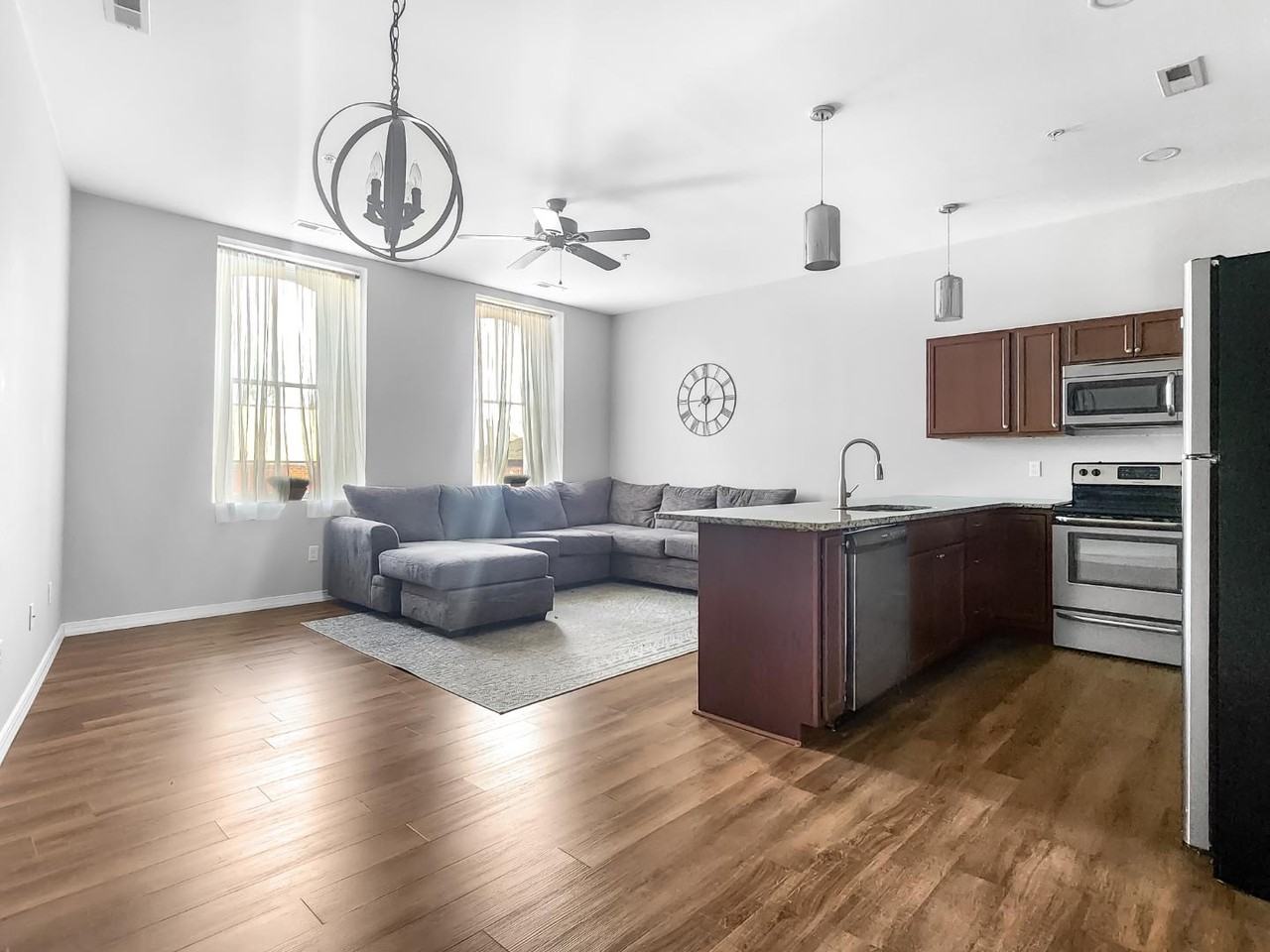 102 W Green St - Photo 3 of 20