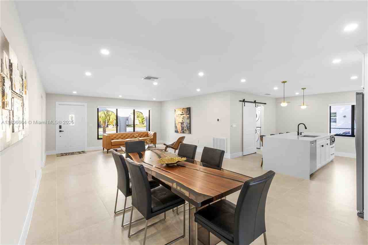 22274 Southwest 61st Avenue - Photo 2 of 11