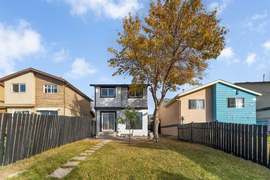 256 Abinger Cres Ne - Photo 2 of 32