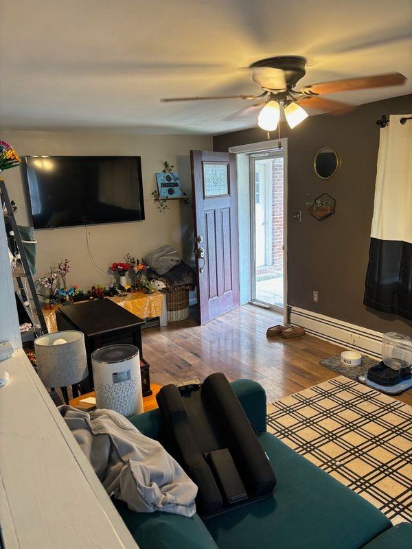 356 College St - Photo 2 of 9