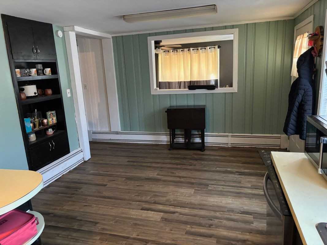 356 College St - Photo 5 of 9