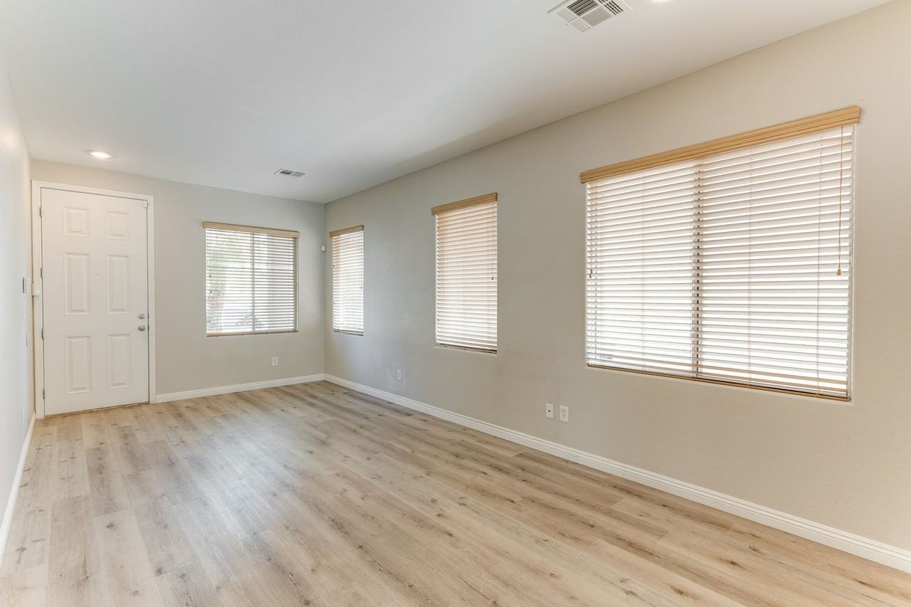 7981 Imperial Treasure St - Photo 4 of 29