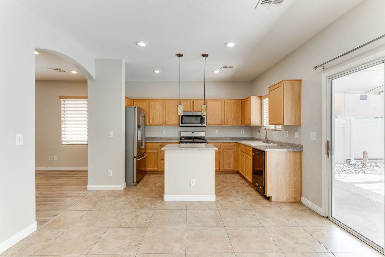 7981 Imperial Treasure St - Photo 3 of 29