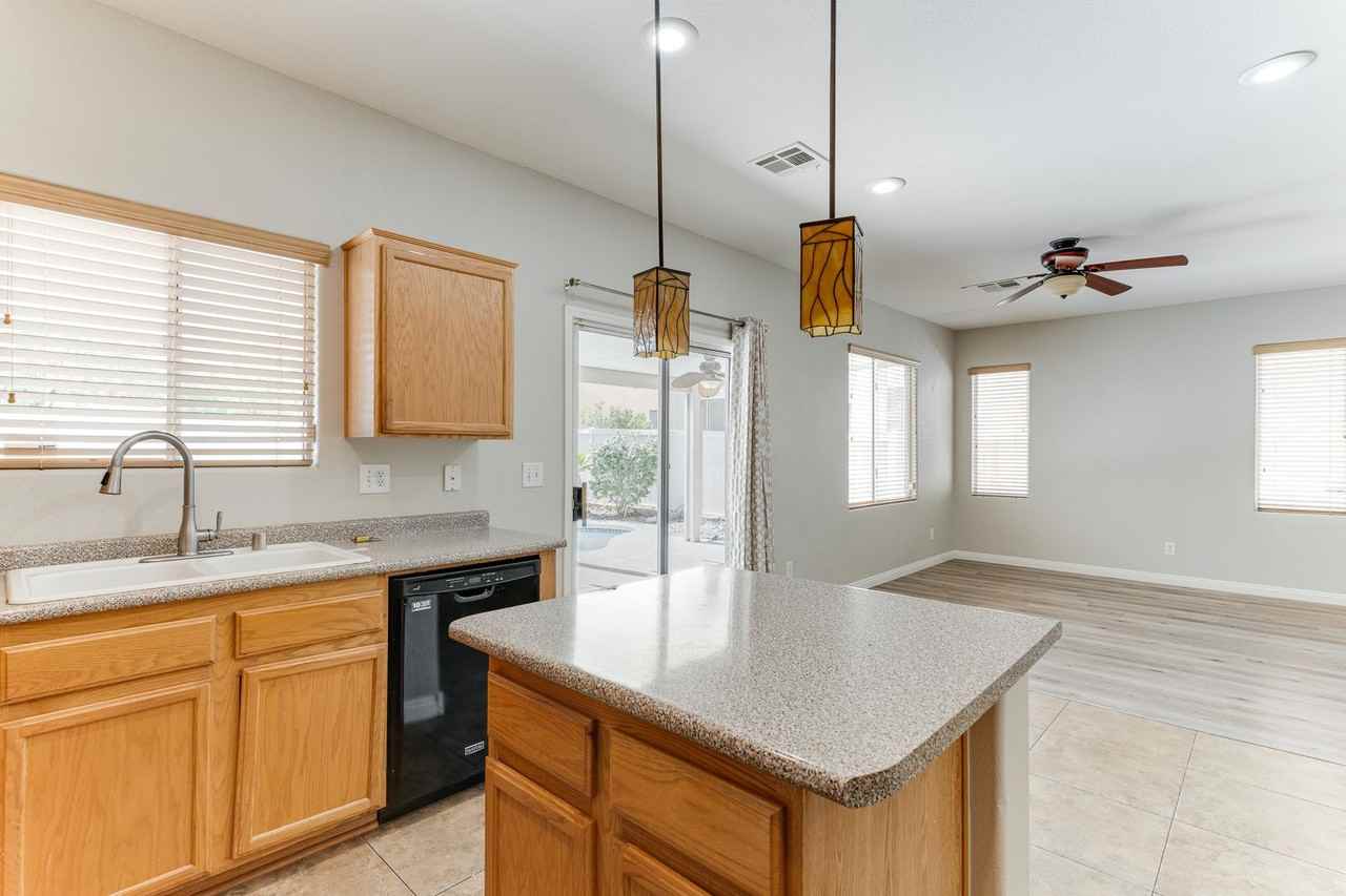 7981 Imperial Treasure St - Photo 5 of 29
