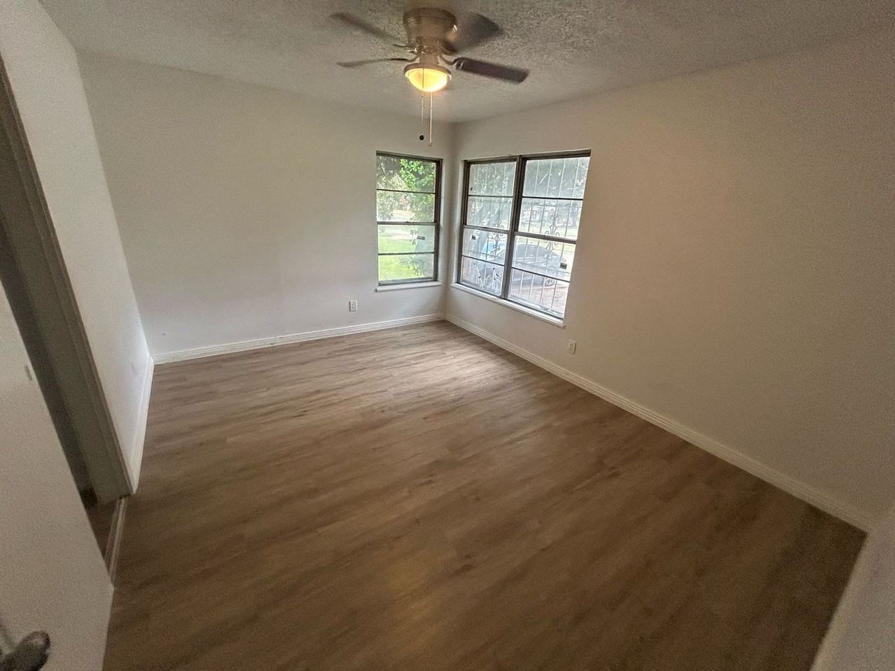 2129 E Illinois Ave - Photo 3 of 7