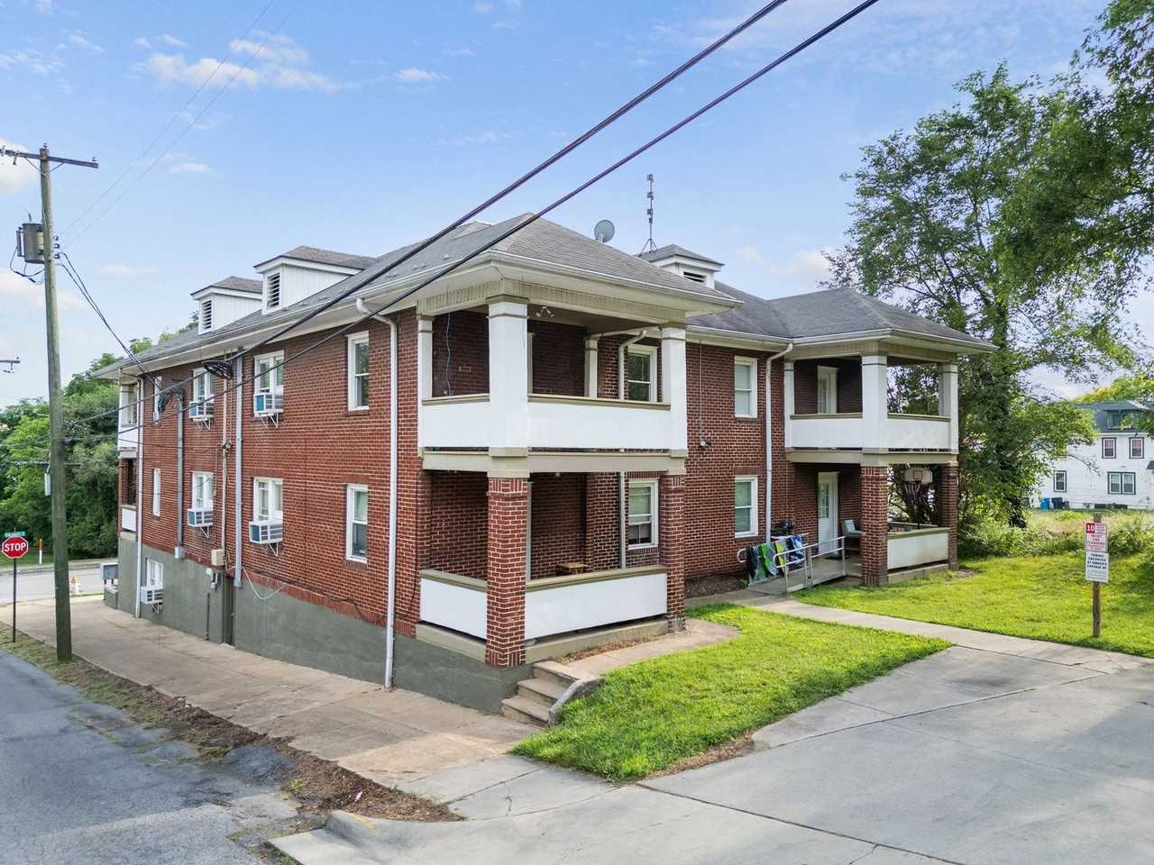 Gilmer Apartments - Photo 3 of 30