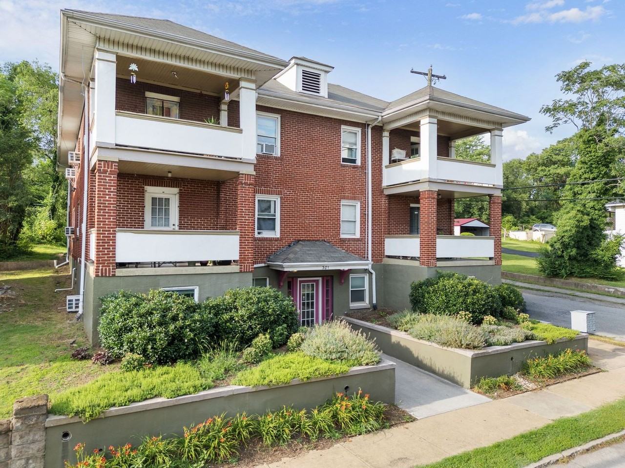 Gilmer Apartments - Photo 2 of 30