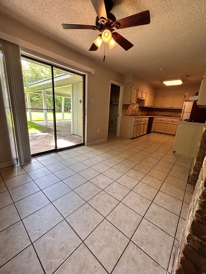 1138 Brookhollow Dr - Photo 7 of 23