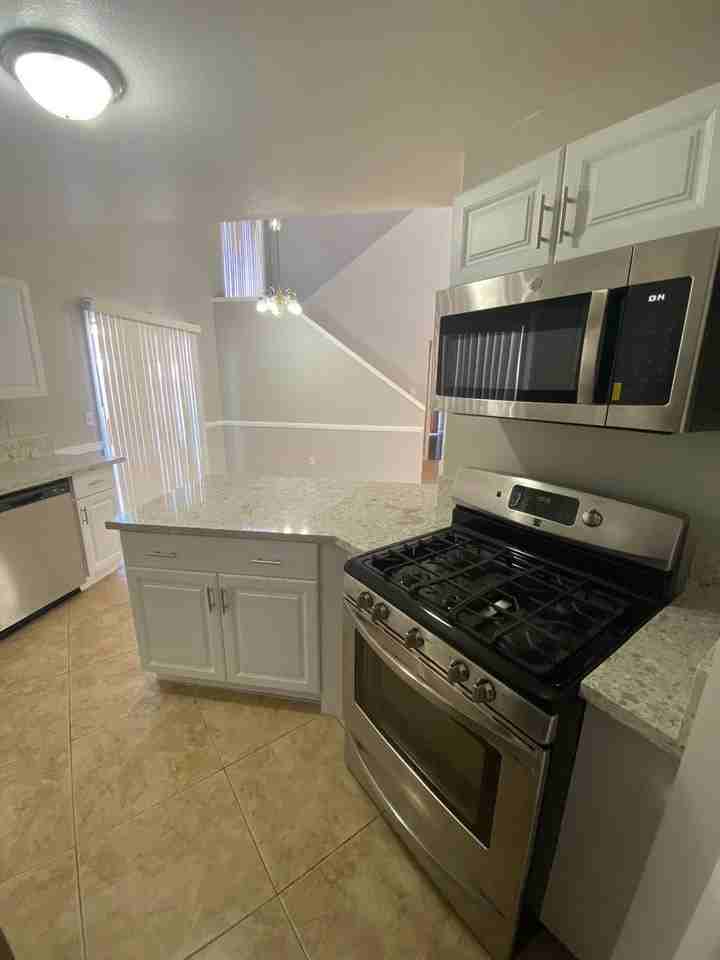 4028 Abrams Ave - Photo 5 of 37