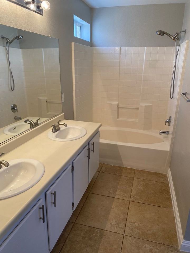 4028 Abrams Ave - Photo 6 of 37