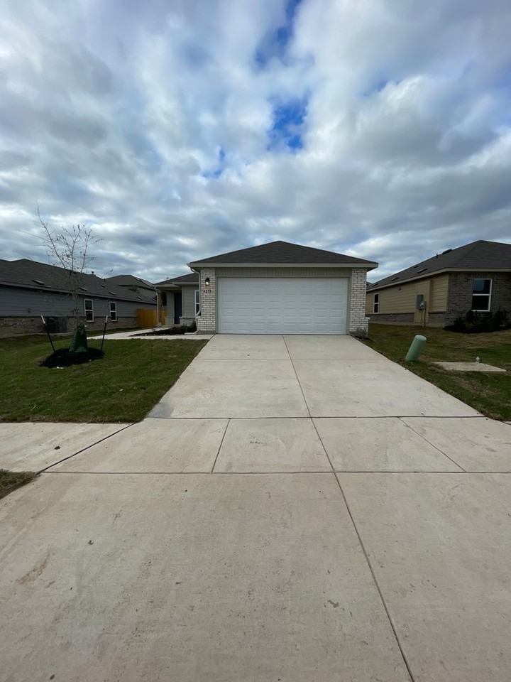 4218 Legend Hts - Photo 4 of 17