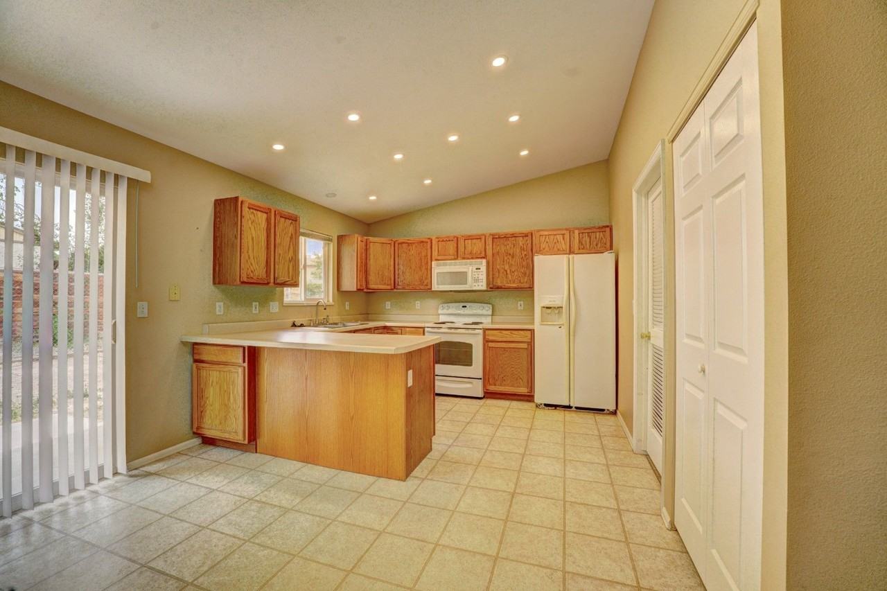 3286 Point Ave - Photo 2 of 9