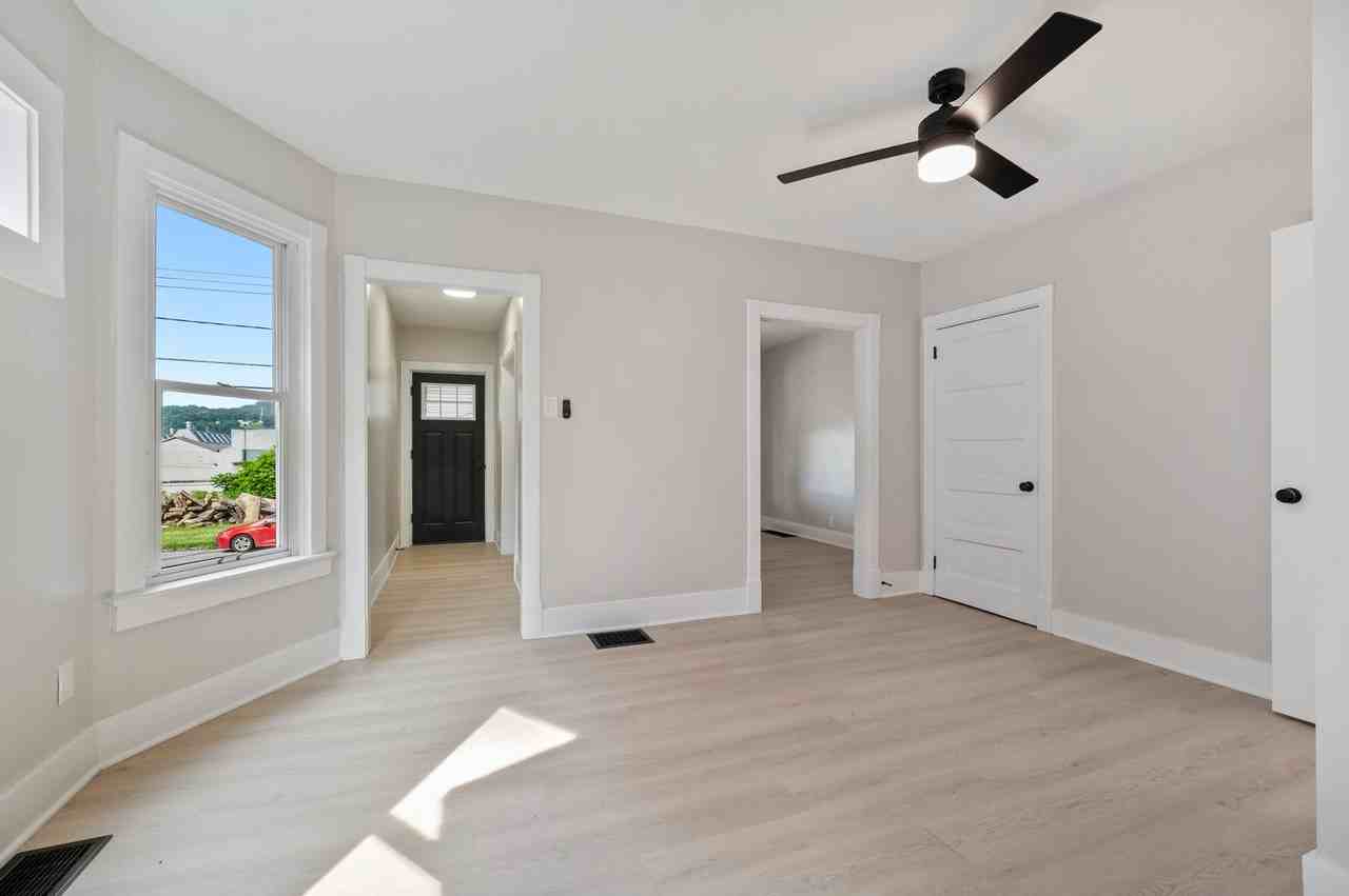 132 Park Rd - Photo 3 of 24