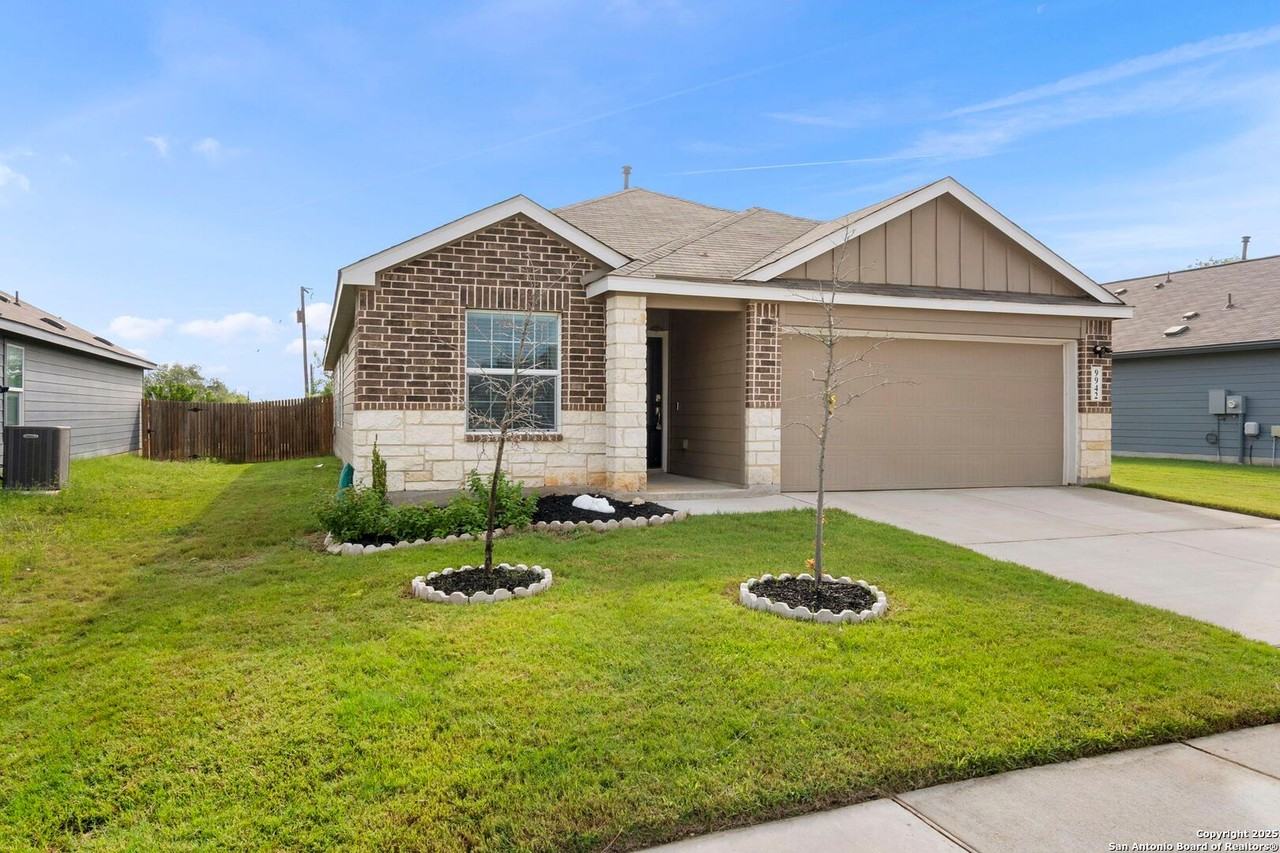 9942 Sarrebourg St - Photo 2 of 33