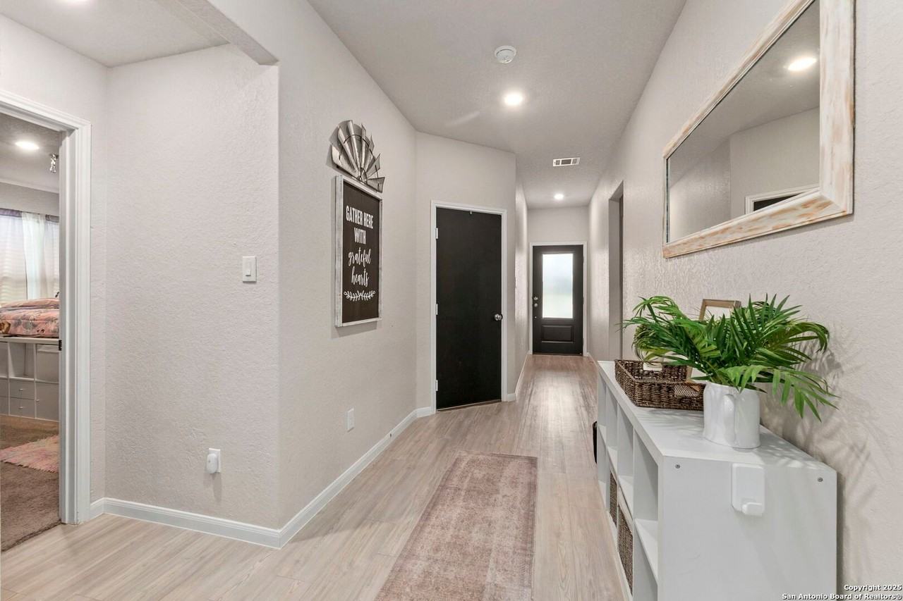 9942 Sarrebourg St - Photo 5 of 33
