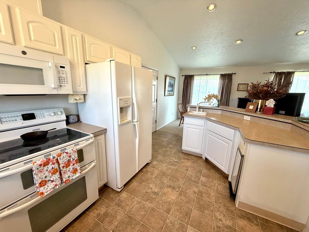 48300 Vanderberg Ct - Photo 3 of 26