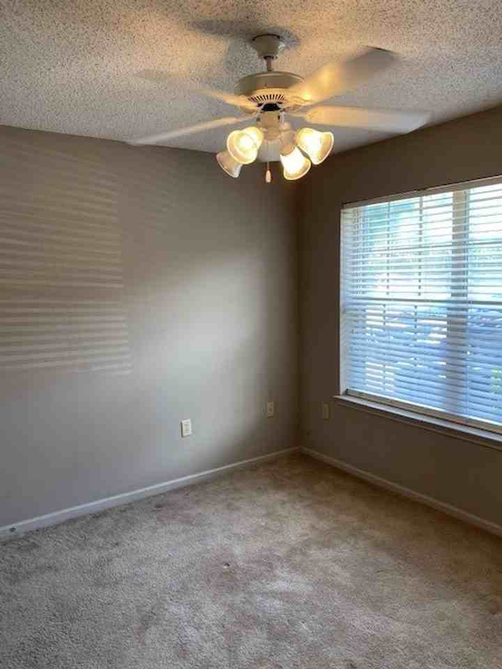 2301 Veterans Memorial Pkwy - Photo 6 of 23