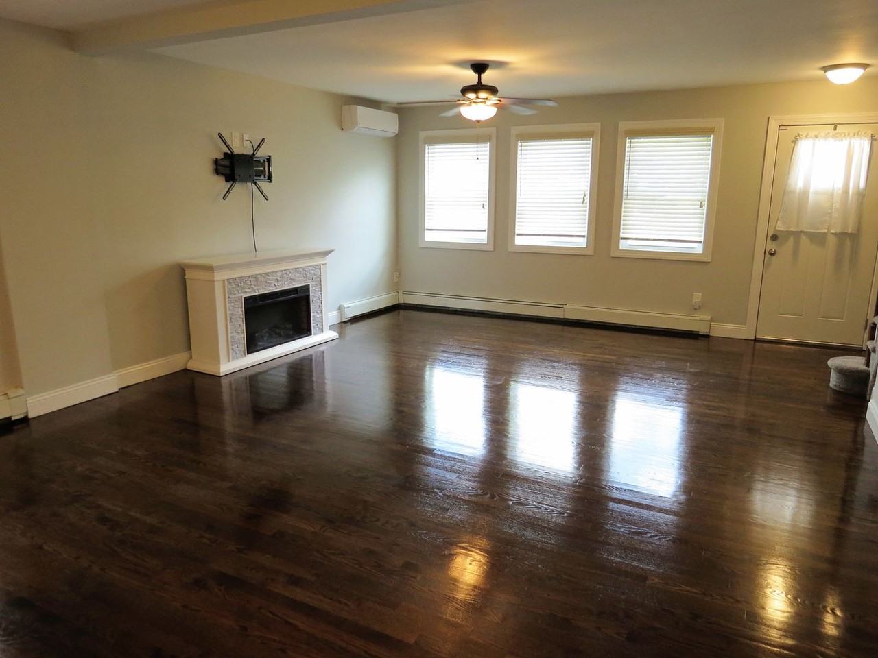 194 Adirondack Dr - Photo 2 of 14
