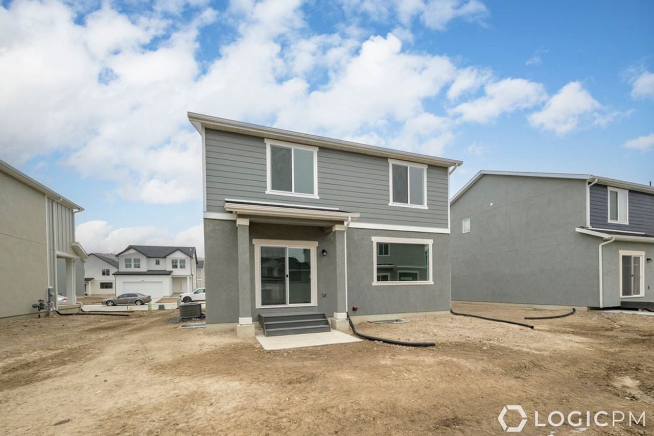 3437 W 800 N - Photo 2 of 22