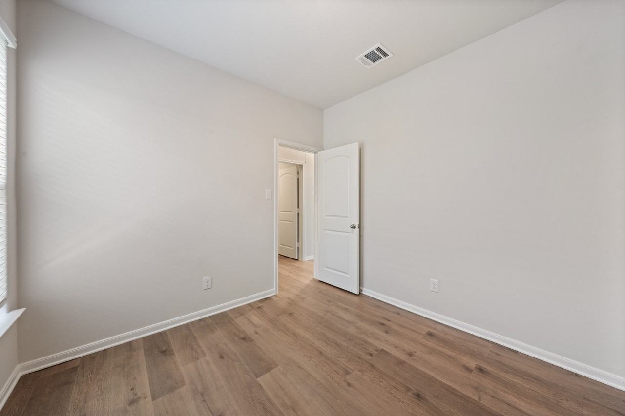 125 Magnolia Blvd - Photo 3 of 16