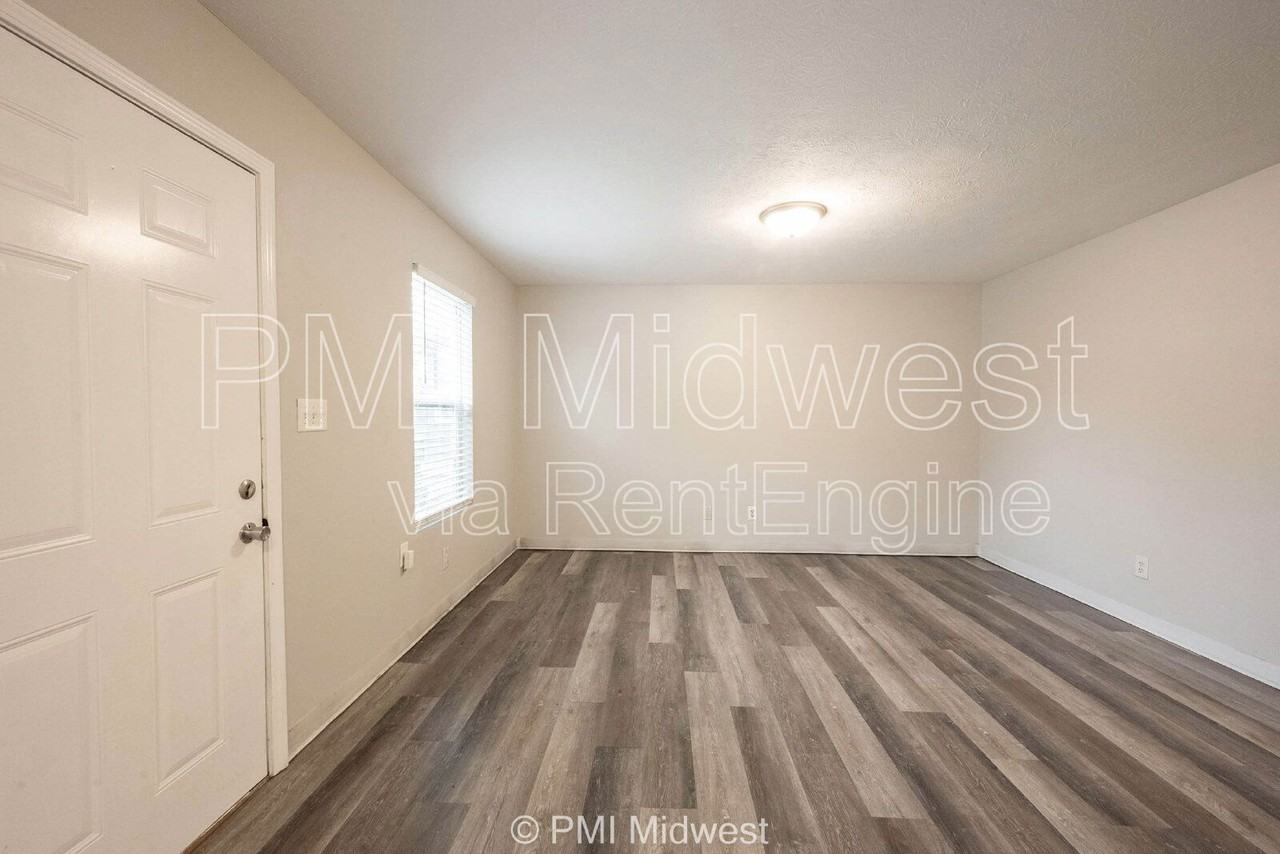 622 N Linwood Ave - Photo 4 of 26