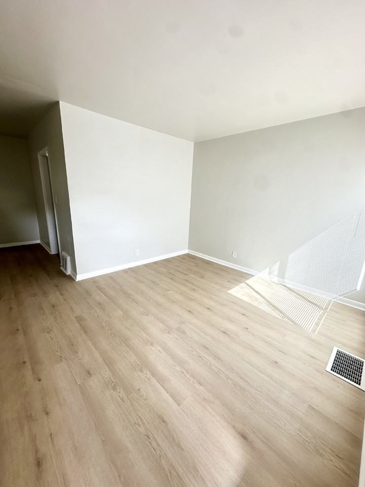 716 E 17th St Apt B - Photo 2 of 16