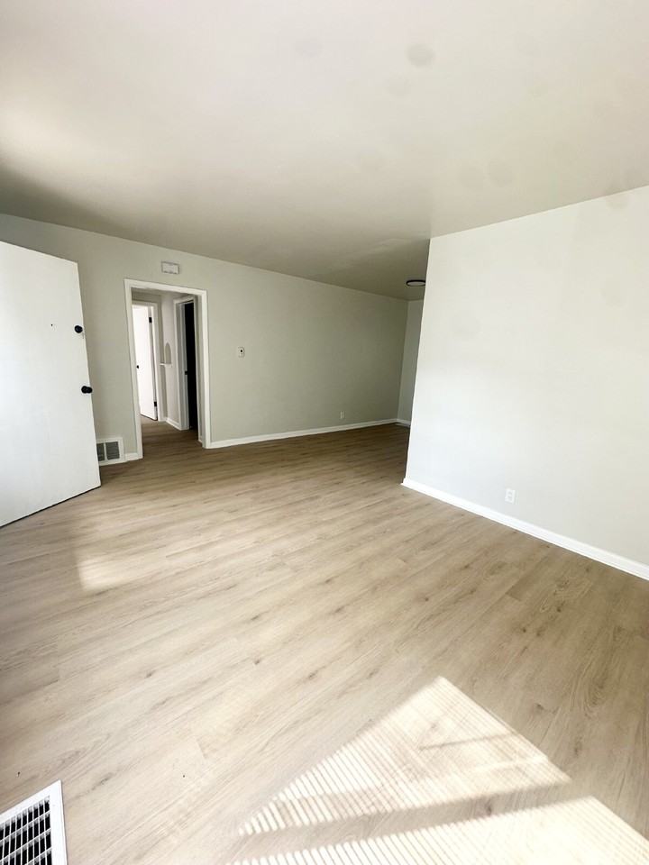 716 E 17th St Apt B - Photo 3 of 16