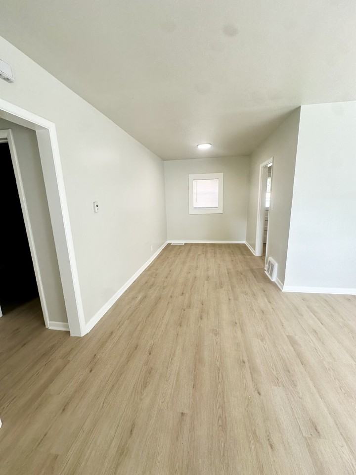 716 E 17th St Apt B - Photo 5 of 16