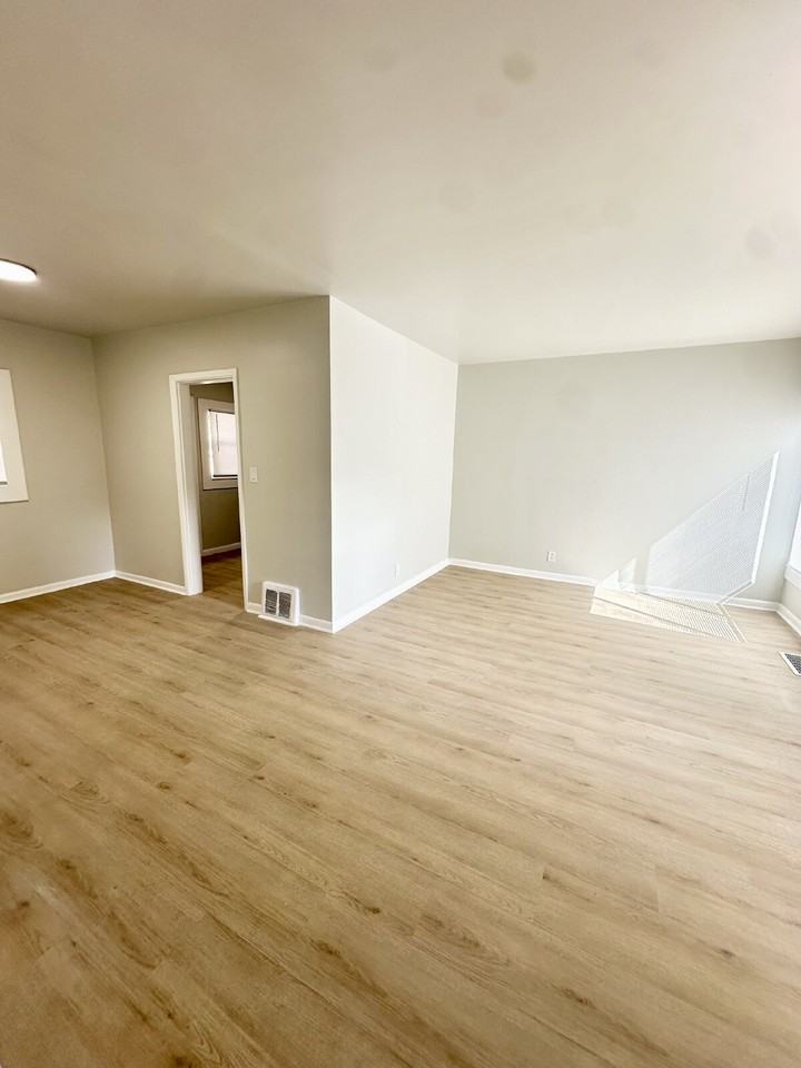 716 E 17th St Apt B - Photo 6 of 16