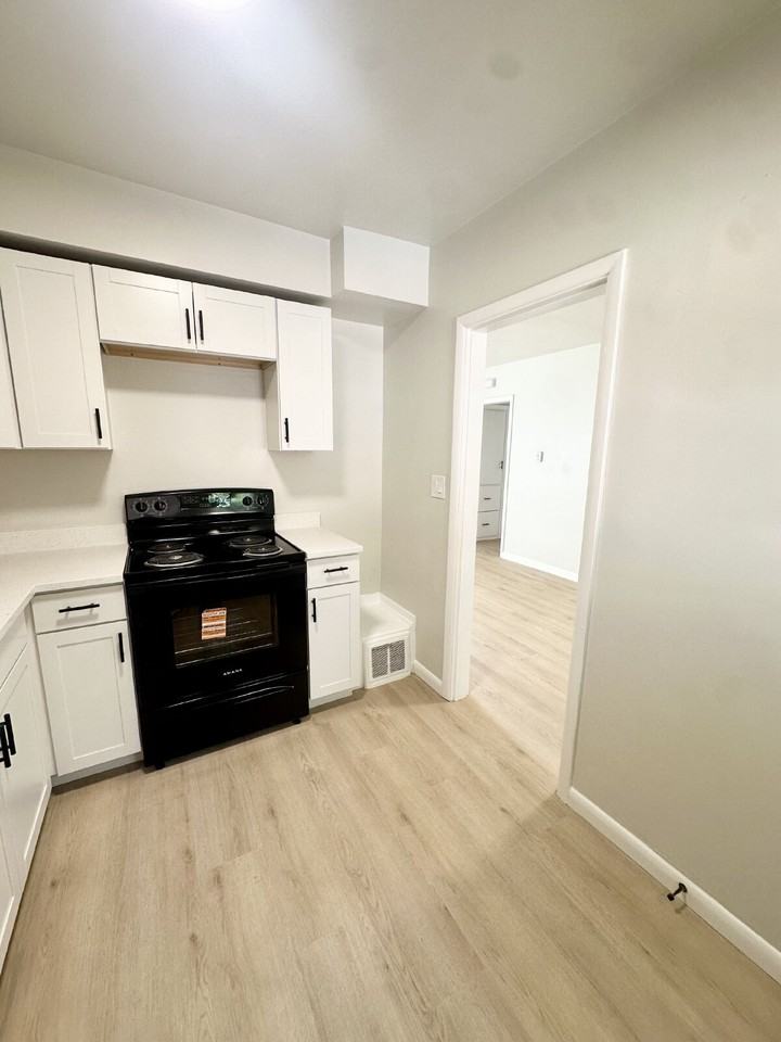 716 E 17th St Apt B - Photo 7 of 16