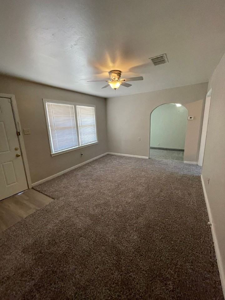 4606 32nd St - Photo 2 of 7