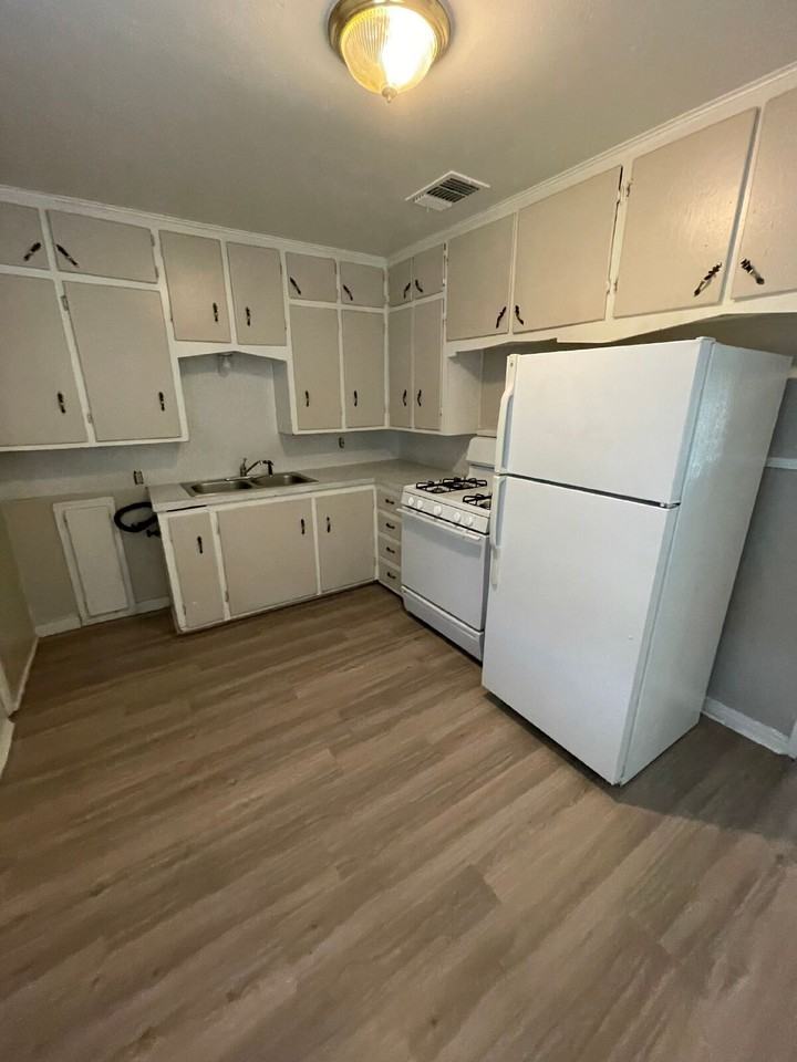 4606 32nd St - Photo 4 of 7