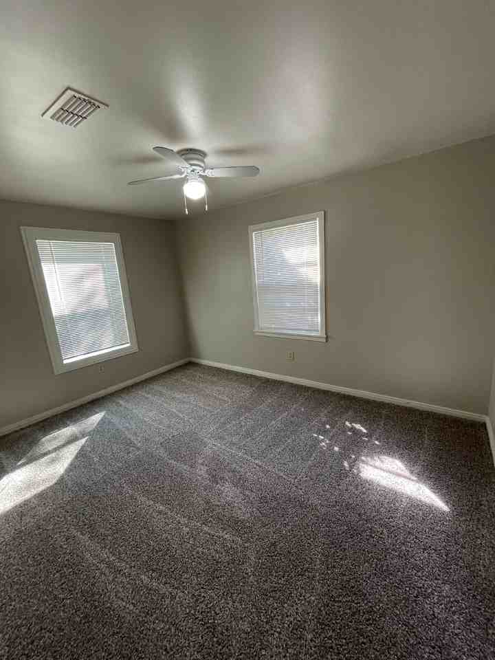 4606 32nd St - Photo 5 of 7
