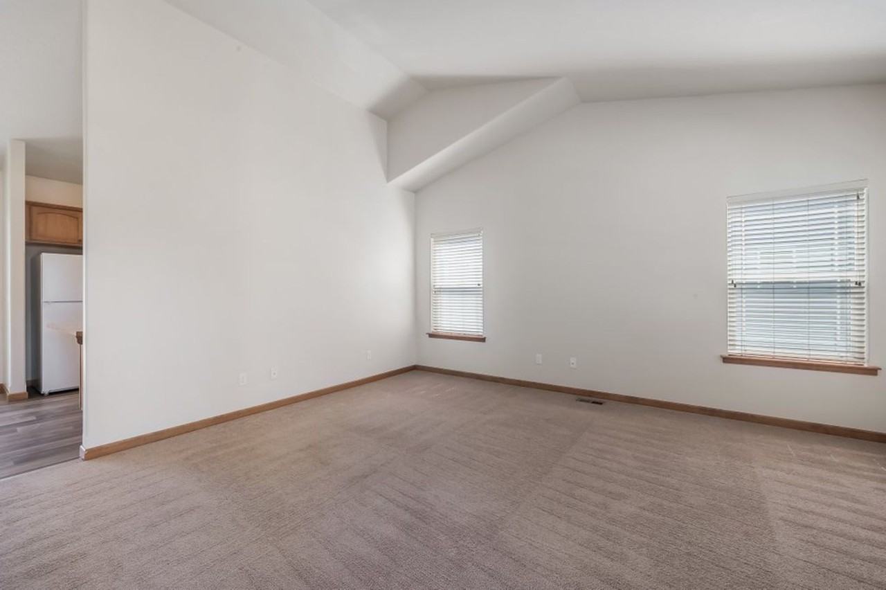 12385 W Renshaw Ave - Photo 3 of 20