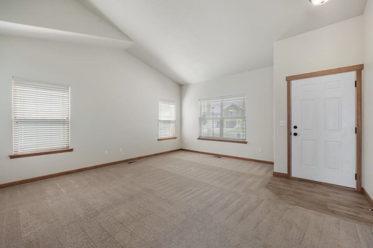 12385 W Renshaw Ave - Photo 4 of 20