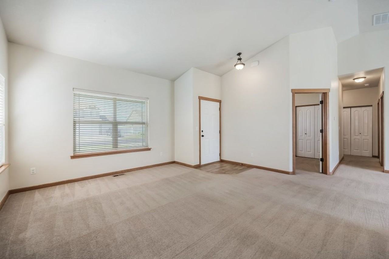 12385 W Renshaw Ave - Photo 5 of 20