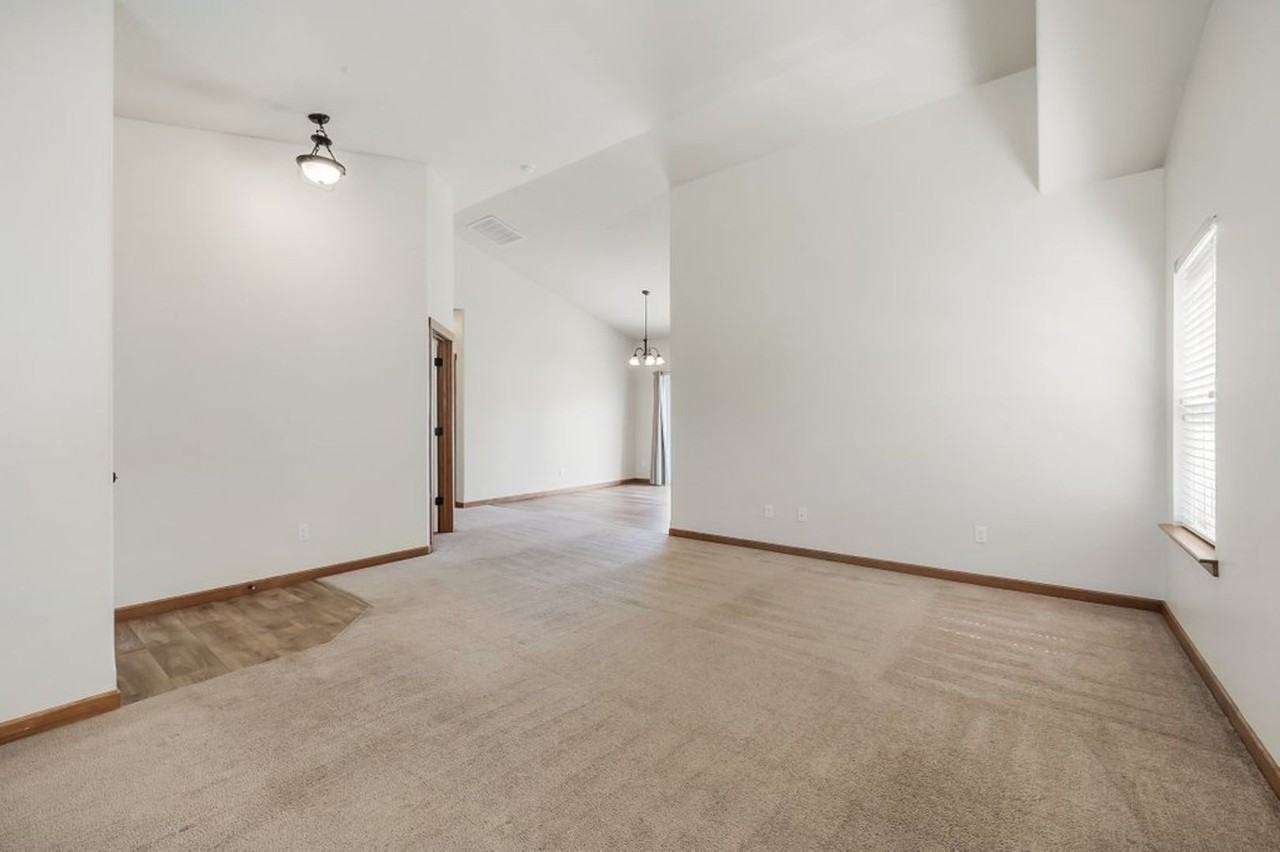 12385 W Renshaw Ave - Photo 6 of 20