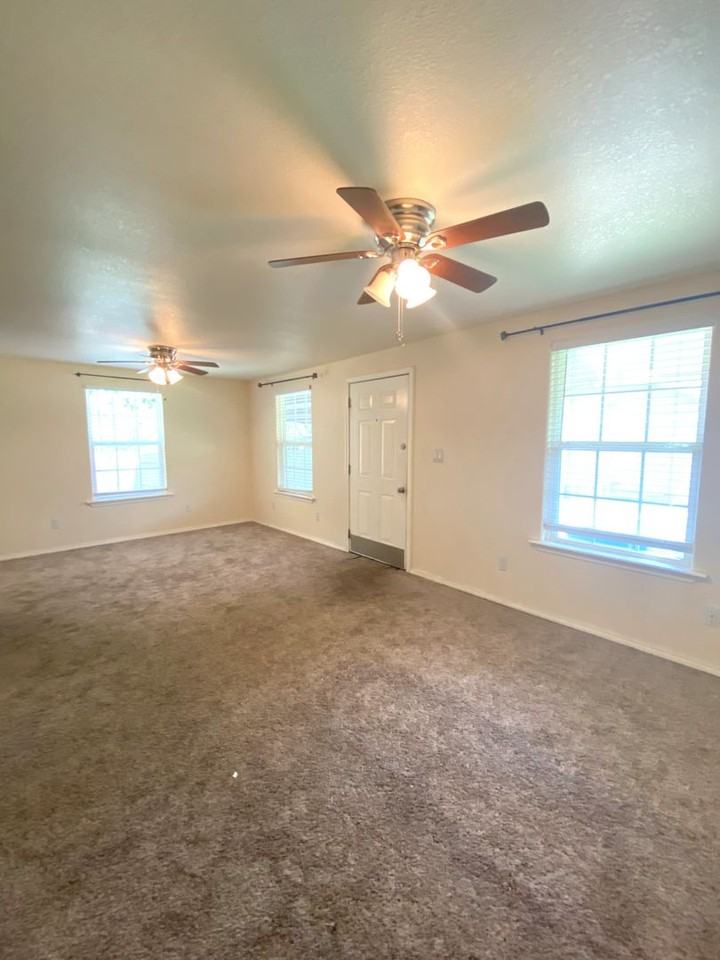 2237 1/2 Nw 12th St - Photo 2 of 11