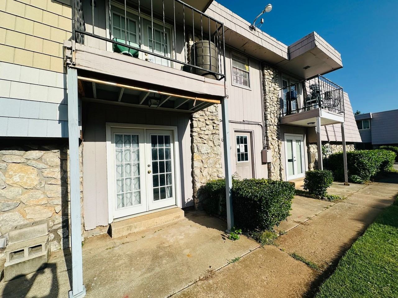 6034 Nw Expressway #B - Photo 2 of 17