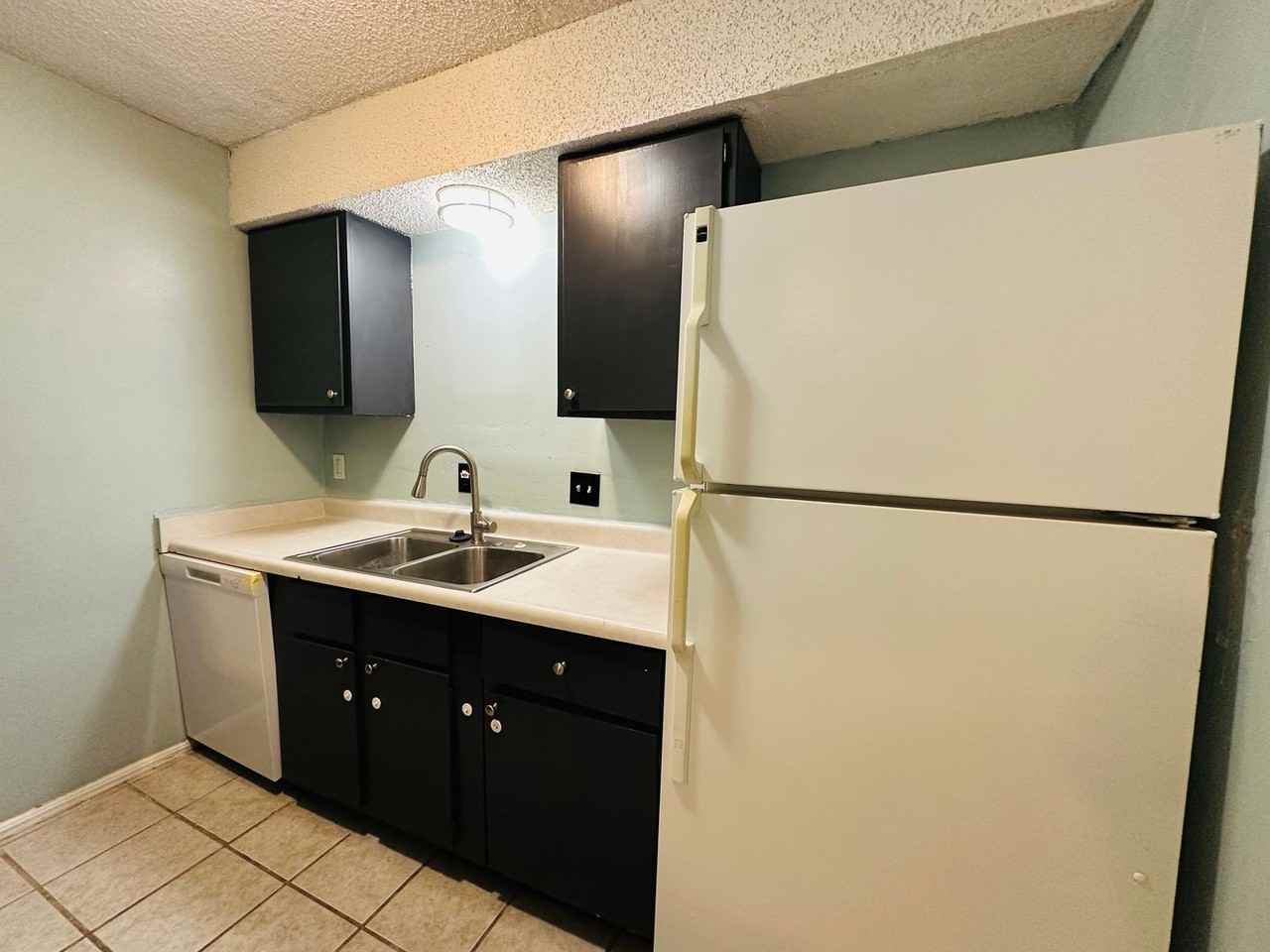 6034 Nw Expressway #B - Photo 7 of 17