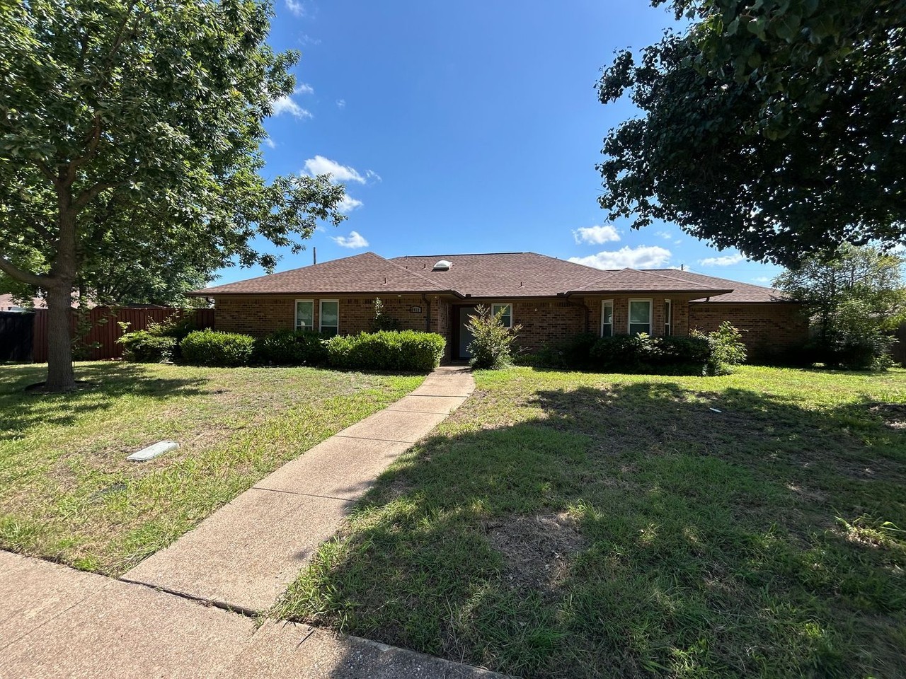 2412 Ridgeview Dr - Photo 2 of 10