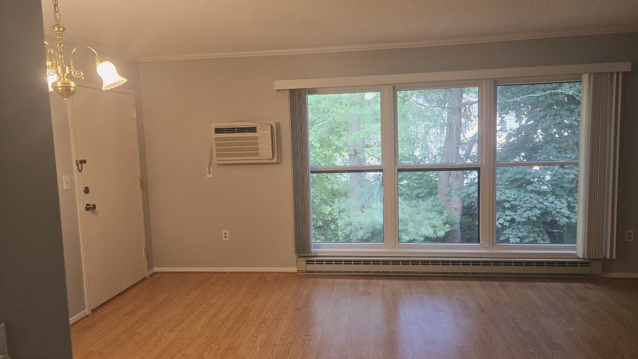 16 Wellington Dr #16 - Photo 2 of 13