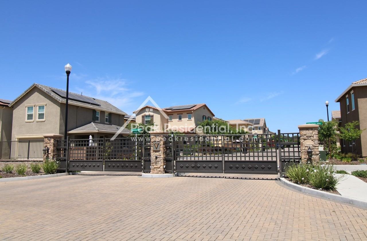 1 Huddlestone Cir - Photo 3 of 32