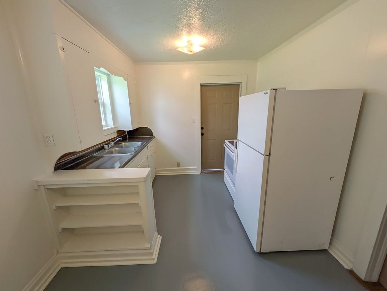 240 Moreland St - Photo 3 of 7