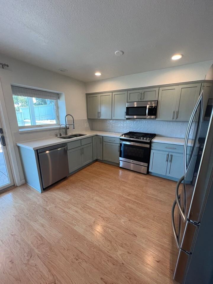 850 Leppert Ct - Photo 4 of 26